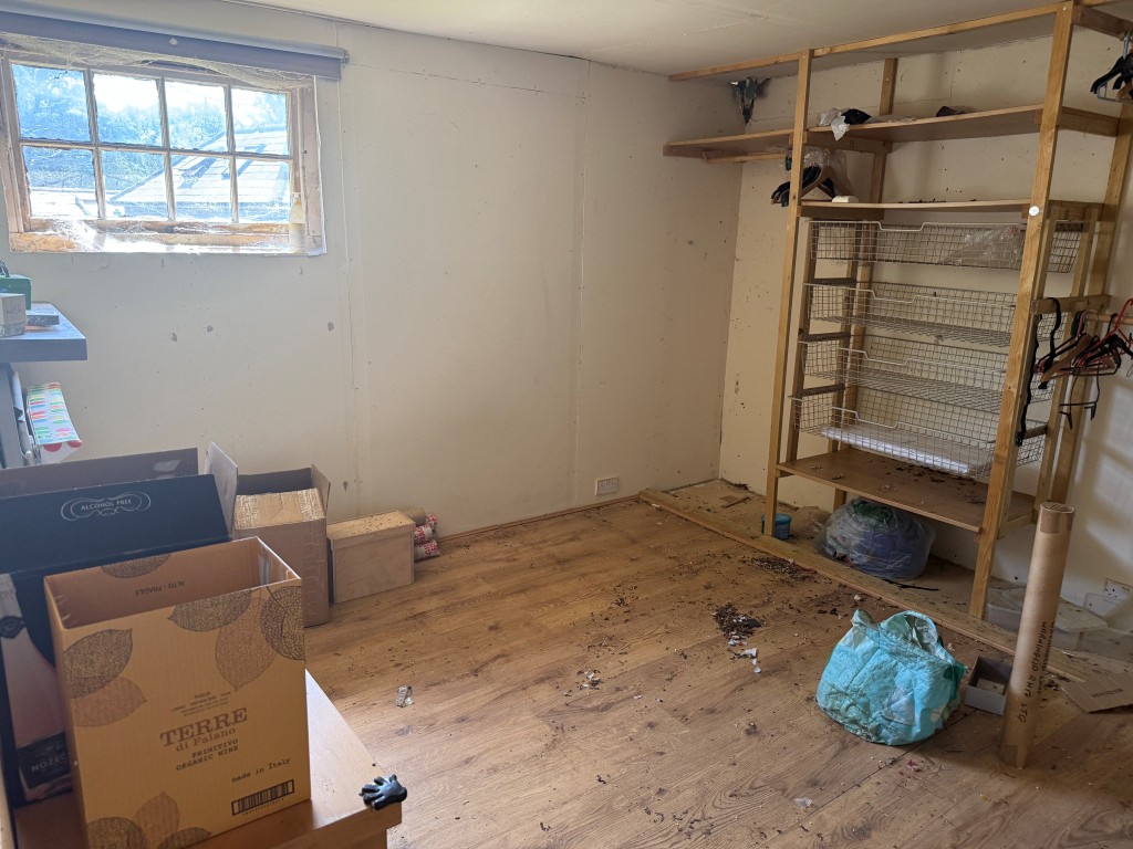Lot: 35 - STABLES AND LAND WITH PLANNING IN SOUGHT AFTER LOCATION - Internal Store
